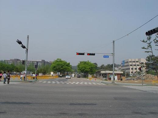 대학의 상징인 정문도 없앴다. 이 자리에 학교측은 '만남의 광장' 등 시민들을 위한 공간을 조성할 계획이다. 